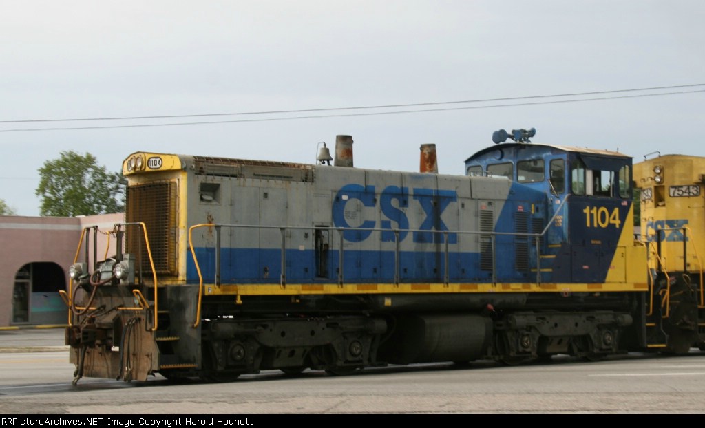 CSX 1104 works with a C40-8 in an "odd couple" lashup